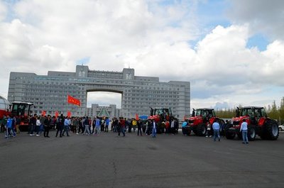 愛科集團與八一農墾大學合作簽約暨培訓基地揭牌儀式在大慶舉行 農業機械協同創新邁入新階段